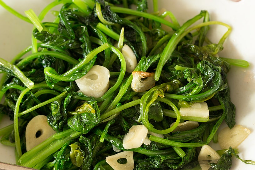 Radijsgroen in een schaaltje